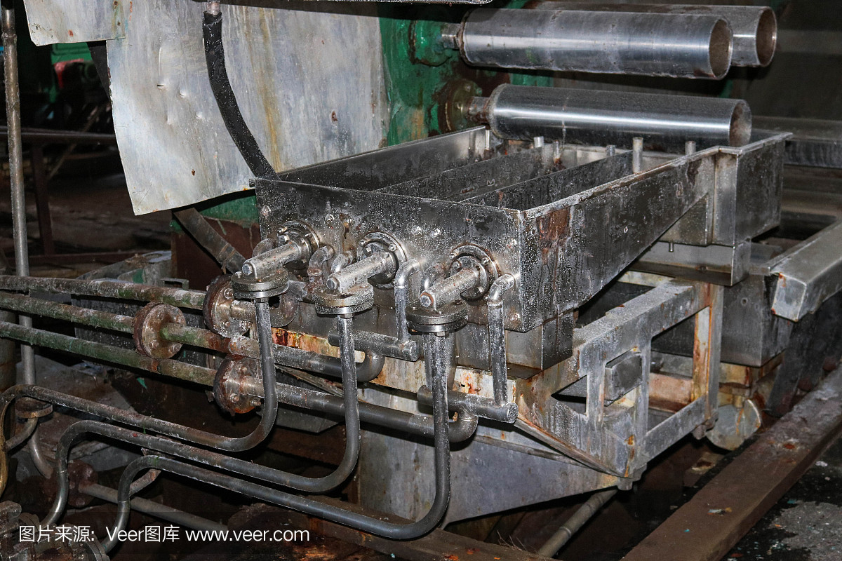 該設(shè)備是在一個工業(yè)化工石化機(jī)械制造精煉廠的車間用不銹鋼打開的,有設(shè)備管道和法蘭