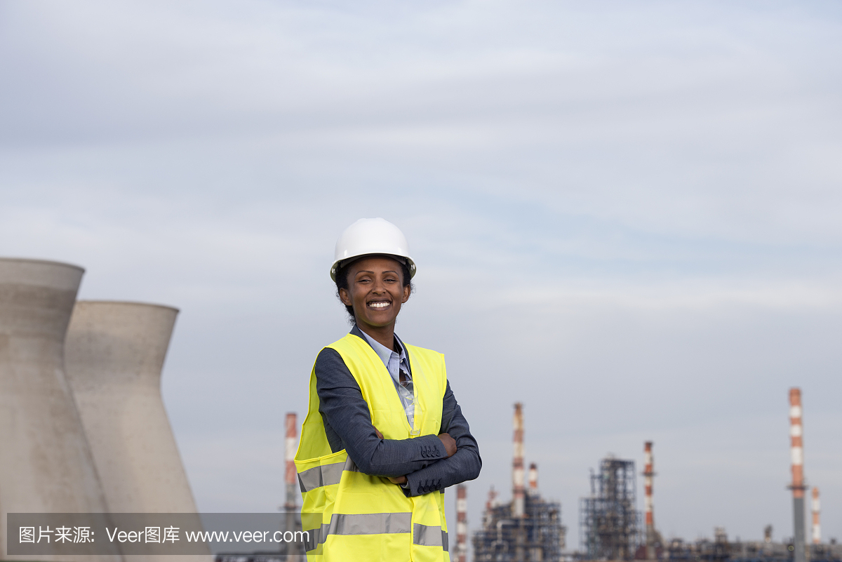 在化工廠工作的女商人。